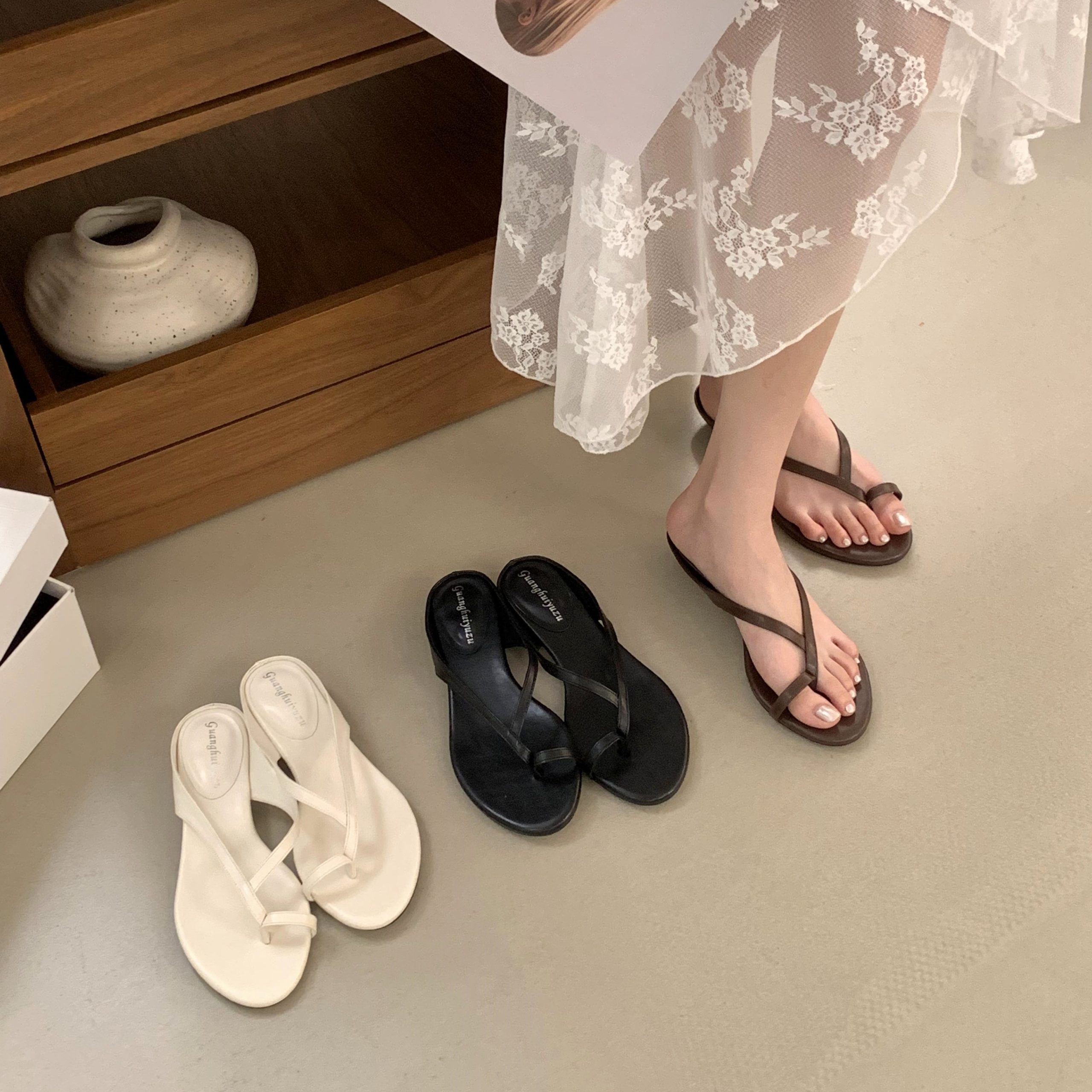 2026 Summer Designer Low Heel Toe Post Sandals for Women Vacation Kitten Heel Slippers