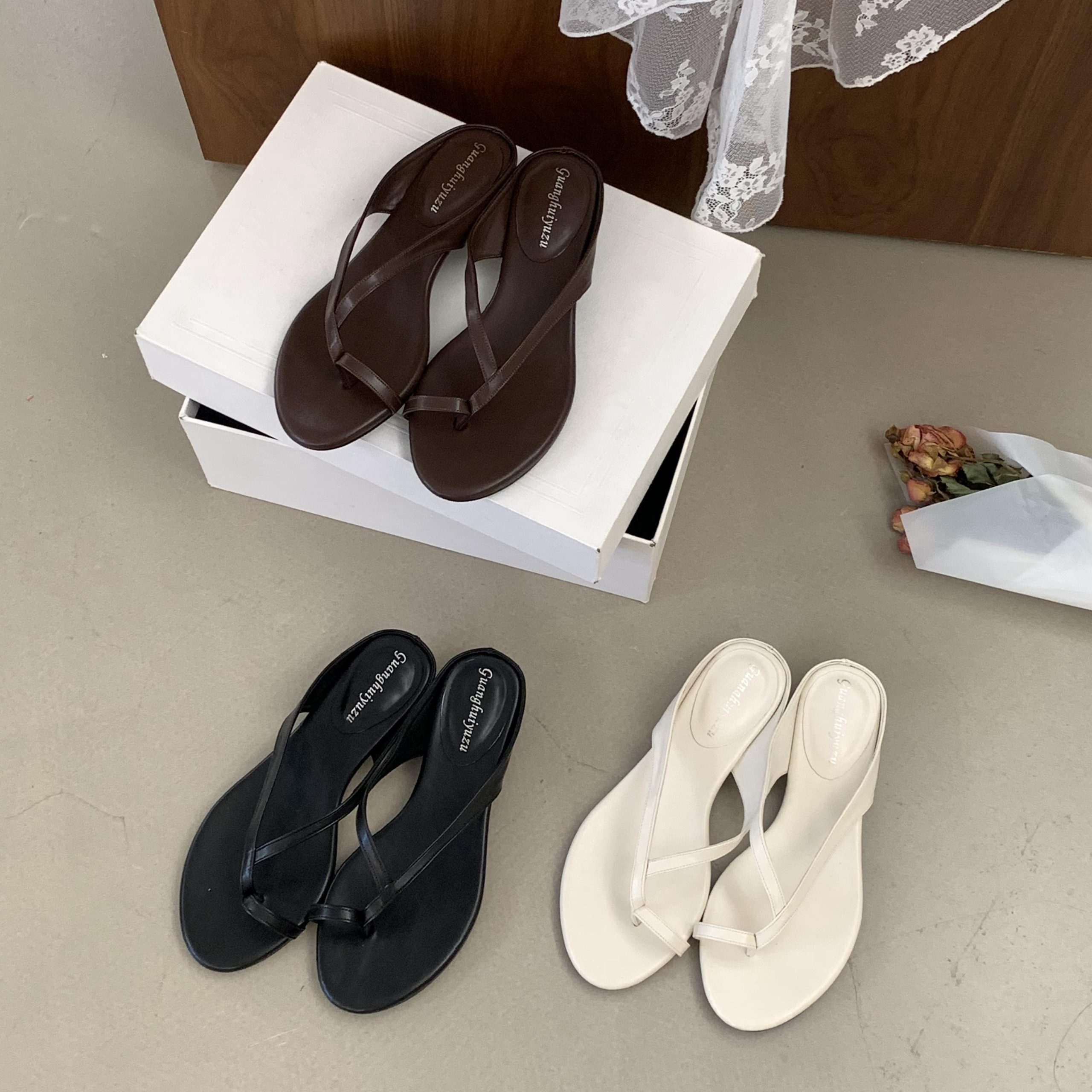 2026 Summer Designer Low Heel Toe Post Sandals for Women Vacation Kitten Heel Slippers - Image 2